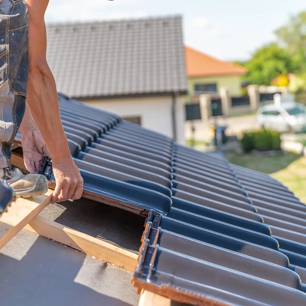 Démoussage de toiture : pourquoi et à quelle fréquence le faire à Santes